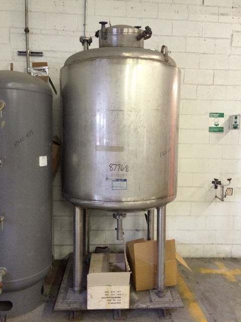***SOLD*** Used 470 gallon stainless steel Full Vacuum tank.  Rated 15 psi/FV @ 200 degrees F.  Approximately 44